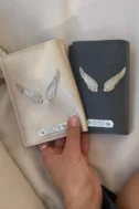 כיסוי לדרכון בעיצוב אישי - עם חריטת שם וצ'ארם