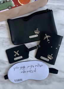 מארז טיסה הכולל כיסוי דרכון, תג שם למזוודה ,נרתיק ממסכים וכיסוי עיניים עם הקדשה אישית הכולל חריטת שם אישית וצ'ארמים לבחירה המארז המושלם לכל טיסה ומתנה מושלמת לכל אירוע בצבע שחור חלק